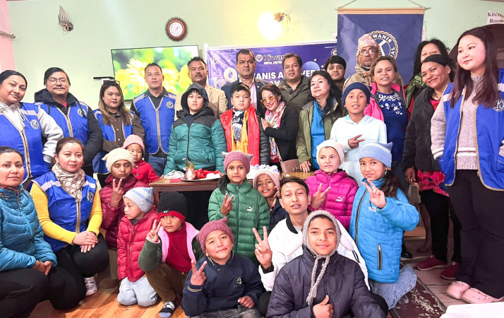 किवानिज क्लब अफ काठमाडौं सनसाईनले गर्‍यो बालबालिकालाई खाना खुवाएर पुस्तक वितरण