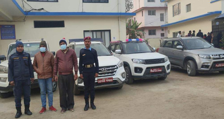 भारतीय चोरीको गाडीमा नेपाली नम्बर प्लेट राखेर बेच्ने गिरोह पक्राउ