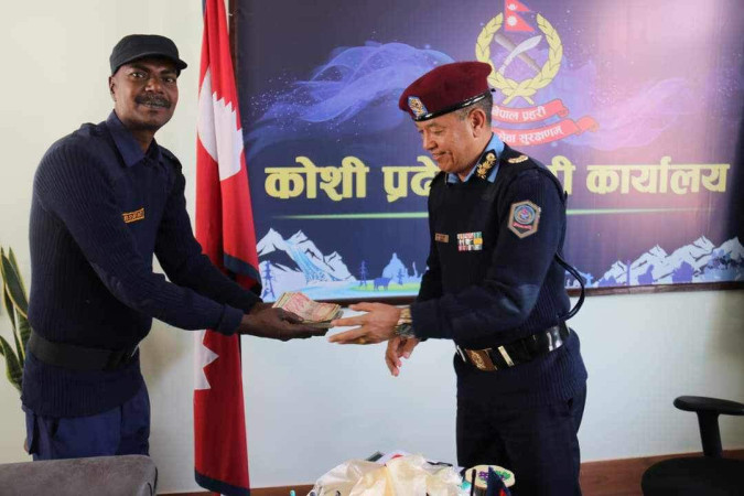 प्रदेश प्रहरी प्रमुख खापुङद्वारा सहयोग रकम हस्तान्तरण