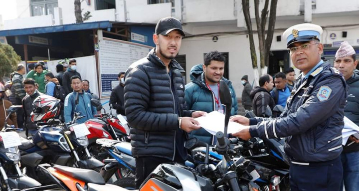 हराएका १७ वटा सवारी साधन ट्राफिक प्रहरीद्वारा धनीलाई हस्तान्तरण