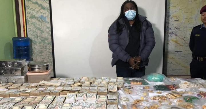 झण्डै ७ किलो सुन र आधा करोड रुपैयाँसहित पक्राउ परेका भारतीय नागरिक सार्वजनिक