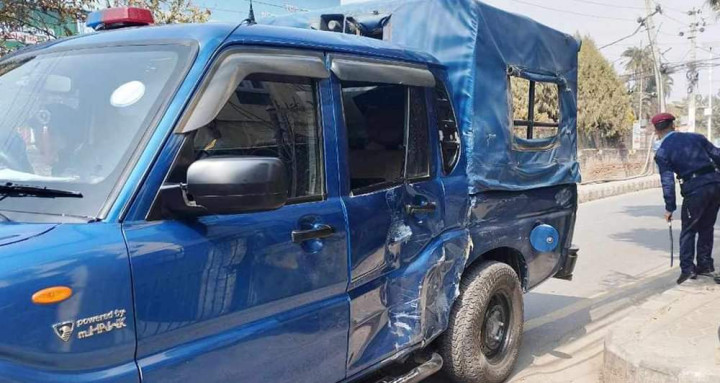 बसले प्रहरी भ्यानलाई ठक्कर दिंदा डीएसपी पवन भट्टराईसहित पाँचजना घाइते