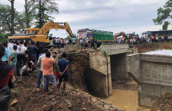 गैंडाकोट थुम्सीमा सडक भासियो, पूर्वपश्चिम राजमार्ग अवरुद्ध