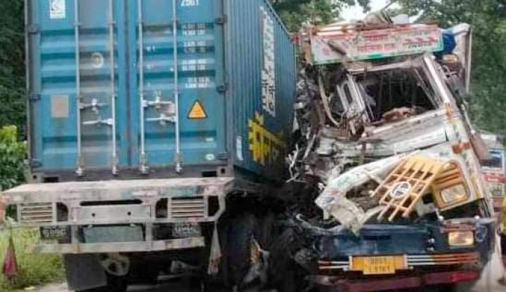 चितवनमा फेरि अर्को दुर्घटना, ट्रक र भारतीय कन्टेनर ठोक्किँदा दुई जनाको मृत्यु