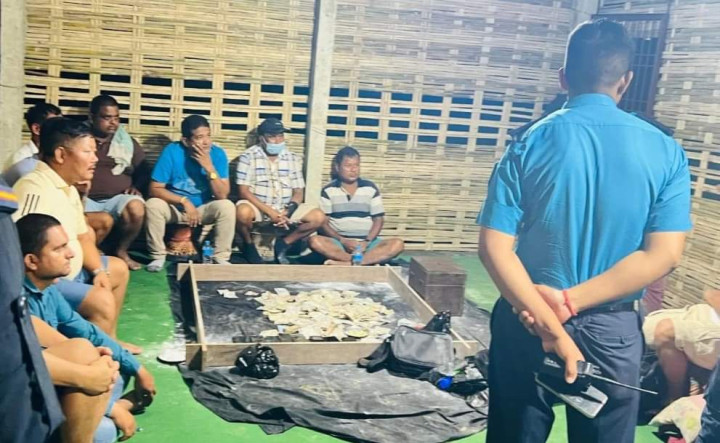 जुवा खालबाट गाउँपालिका अध्यक्षसहित ९ जना पक्राउ  १८ लाख बरामद