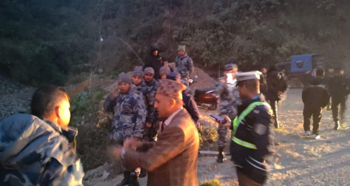 काठमाडौं आउँदै गरेको यात्रुवाहक बस चितवनमा दुर्घटना