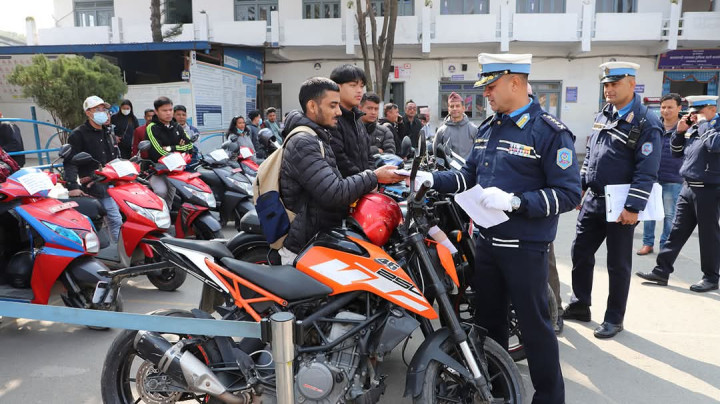 हराएका २० वटा मोटरसाइकल ट्राफिक प्रहरीले सम्बन्धित धनीलाई बुझायो