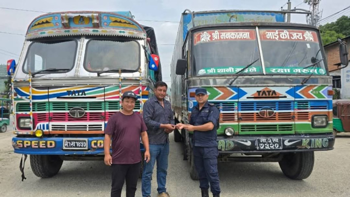 मकवानपुरबाट चोरी भएका दुई ट्रक चितवनमा फेला, सवारी धनीलाई हस्तान्तरण
