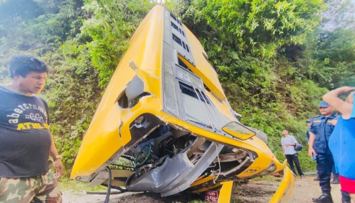 पोखरामा २२ विद्यार्थी सवार स्कुल बस पल्टियो