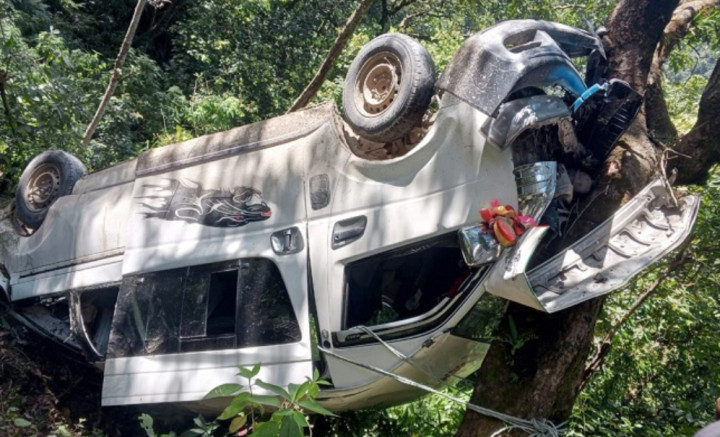 पोखरा जानलागेको माईक्रो शिवपुरीमा दुर्घटना, ठुलो क्षति हुनबाट रुखले बचायो