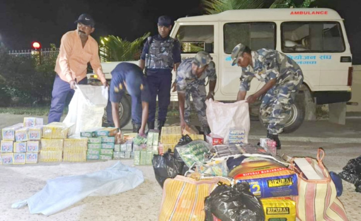 एम्बुलेन्समा पटाका  तस्करी गर्ने तीनजना पक्राउ
