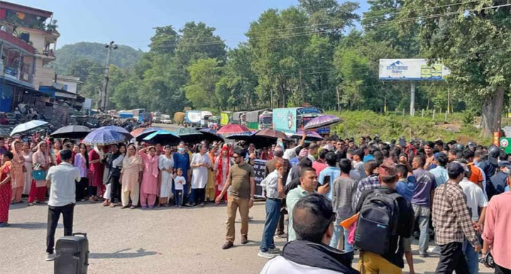 बालिका बलात्कारका दोषीलाई कारबाही माग गर्दै भालुवाङ बजार बन्द, राजमार्ग अवरुद्ध