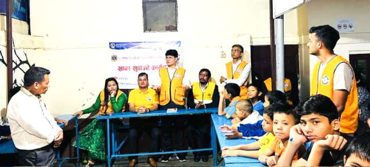 लायन्स क्लब हेरिटेजले बालबालिकालाई खुवायो खाना