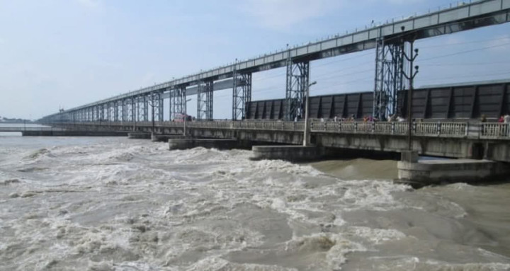 सप्तकोसी नदीमा पानीको बहाब उच्च, २३ ढोका खोलिए