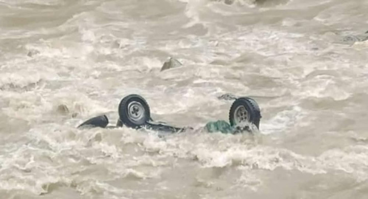 अटो खोलामा खस्दा बेपत्ता तीन जनामध्ये एक बालिकाको शव फेला