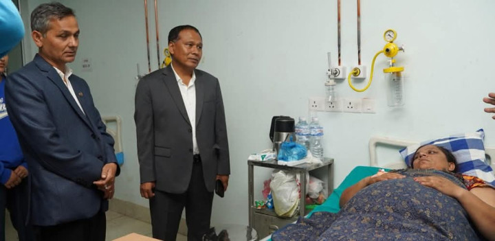 प्रहरी अस्पतालका घाइतेसँग मन्त्रीद्वय घिसिङ र अर्यालले गरे भेटवार्ता