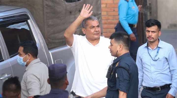 मध्यरातमा पक्राउ परेका दुर्गा प्रसाई काठमाडौँ प्रहरीको हिरासतमा