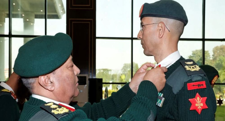 प्रधान सेनापतिद्वारा सहायक रथीलाई दर्ज्यानी चिन्ह प्रदान