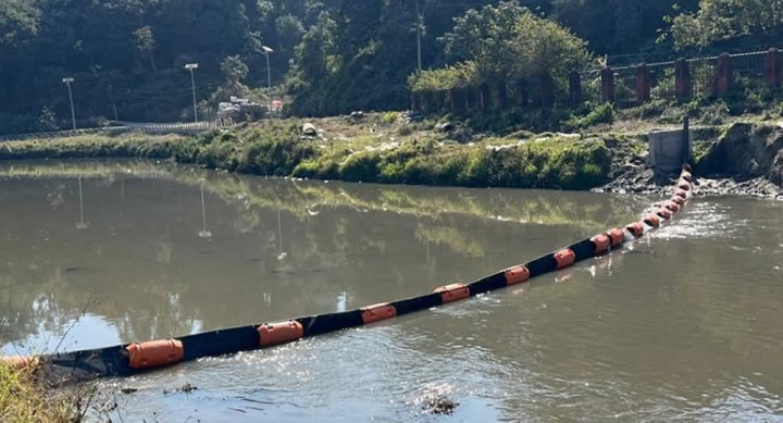 बागमती नदीमा तैरिने फोहोर संकलन गर्न ट्रास बेरियर जडान