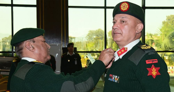 प्रधान सेनापति सिग्देलद्वारा थापालाई दर्ज्यानी चिह्न प्रदान