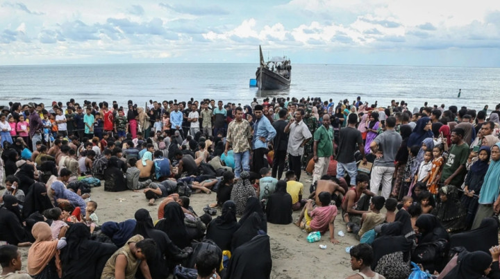 इण्डोनेसियाको समुद्री तटमा २ सय रोहिङ्ग्या अलपत्र