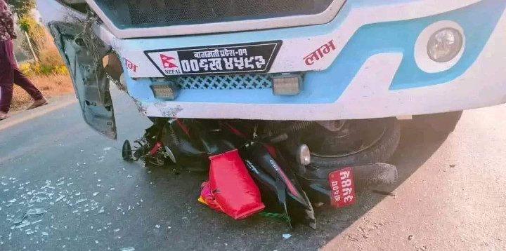बससँग ठोक्किएर मोटरसाइकलमा सवार २ जनाको मृत्यु