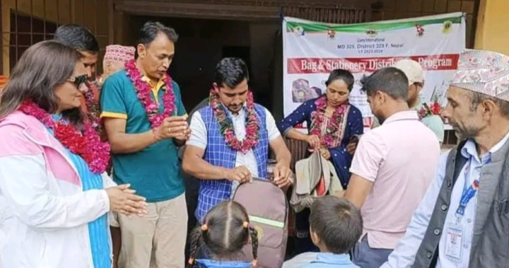 शिक्षाको विकासमा समर्पित समाजसेवी सापकोटाले ओखलढुंगाको बलखु विद्यालयमा गरे लायन्स क्लब मार्फत शैक्षिक सामाग्री वितरण